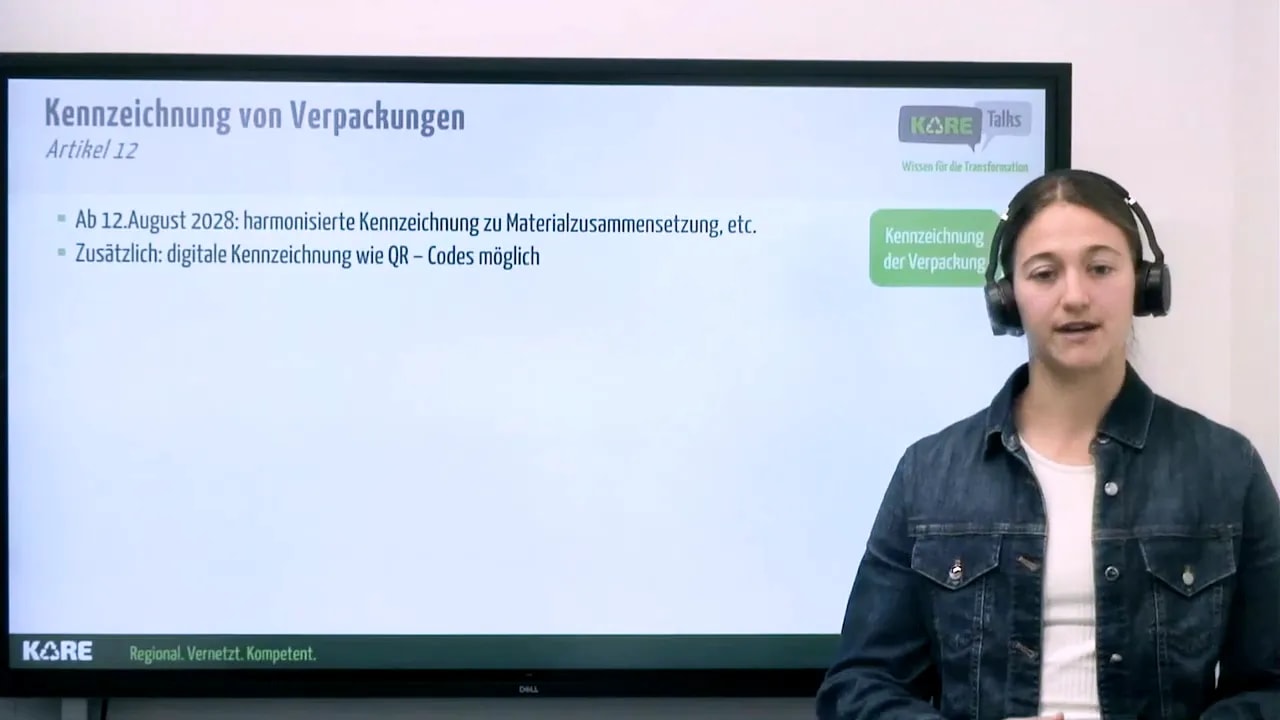 Präsentationsfolie 'Kennzeichnung von Verpackungen – Artikel 12' mit zwei gut lesbaren Bullets (Hinweis auf 12. August 2028 und QR‑Codes) links; Vortragende mit Headset rechts blickt in die Kamera.