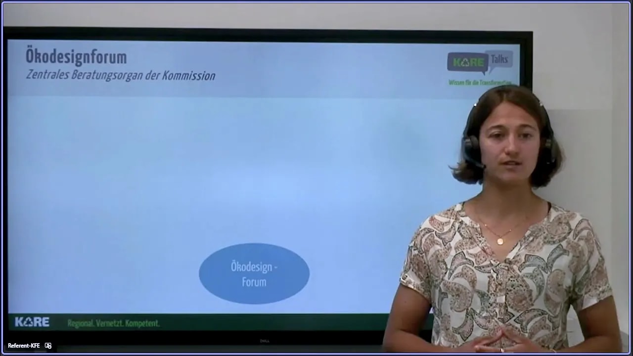 Präsentationsfolie 'Ökodesign-Forum' auf Bildschirm, Sprecherin rechts im Bild
