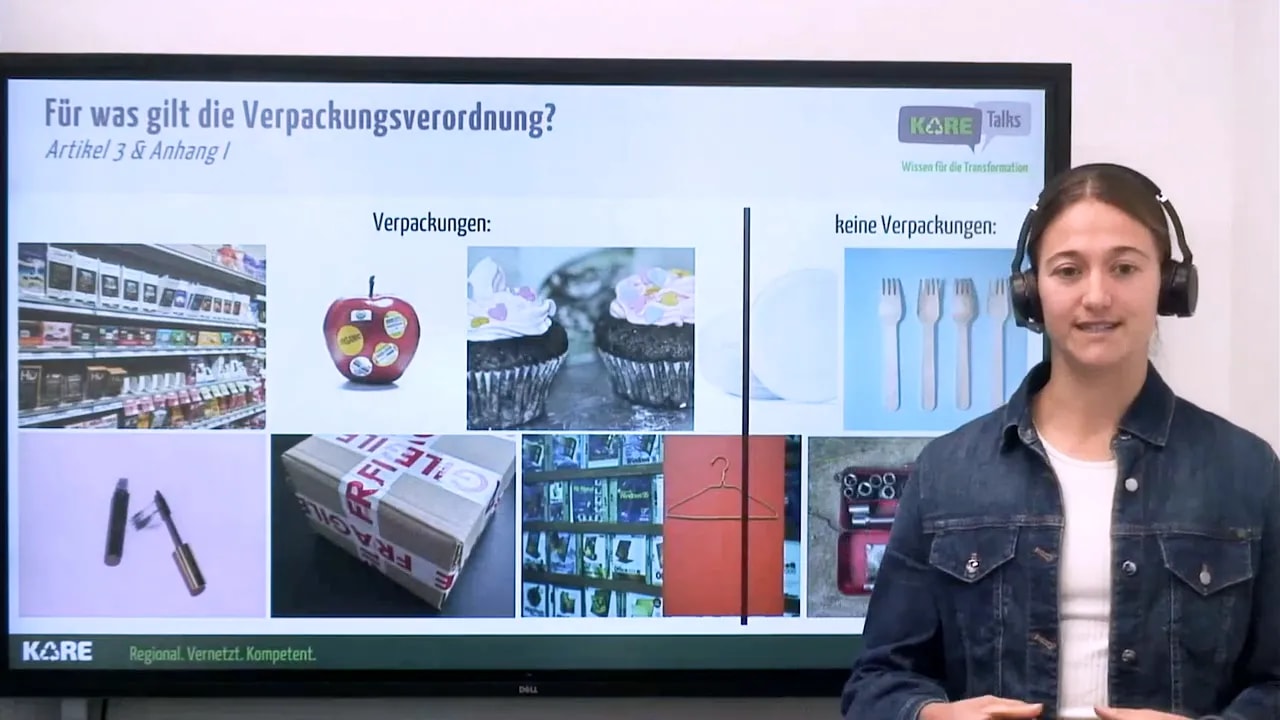 Gut lesbare Präsentationsfolie 'Für was gilt die Verpackungsverordnung?' mit Bildbeispielen von Verpackungen und Moderatorin rechts