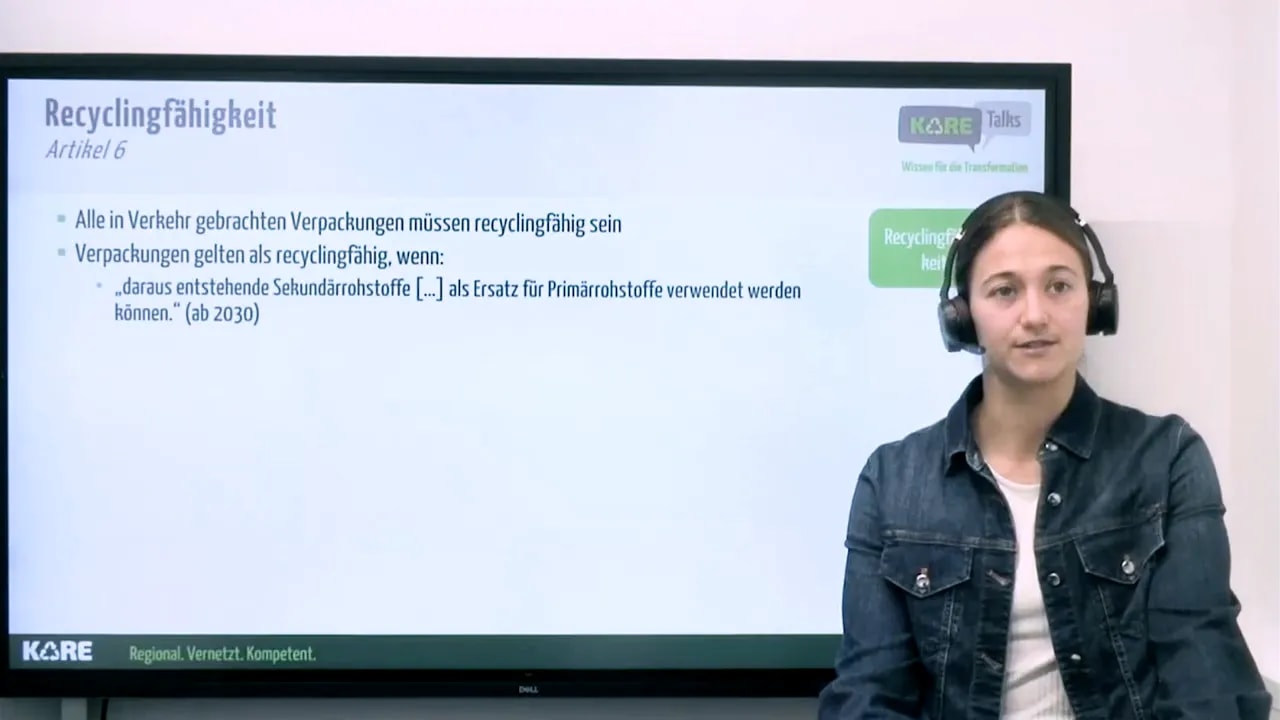 Screenshot der Folie 'Recyclingfähigkeit – Artikel 6' mit deutlichen Stichpunkten und Zitat, Moderatorin mit Headset rechts